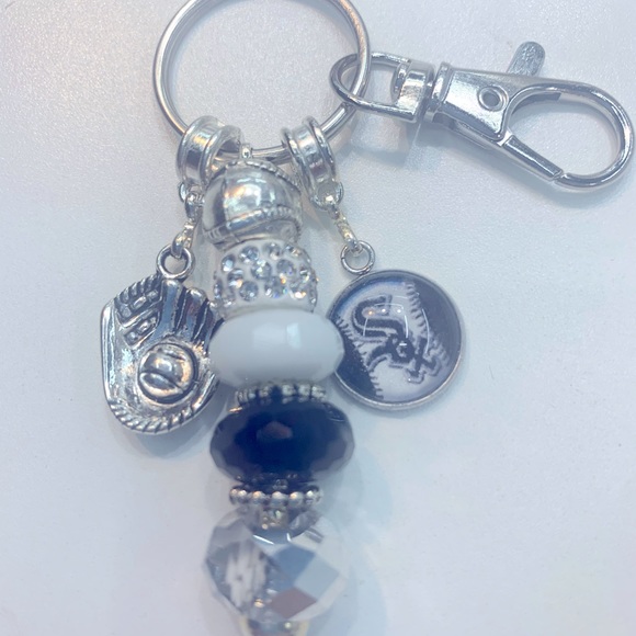 Super Cute Chicago White Sox purse pull/keychain - Picture 3 of 4